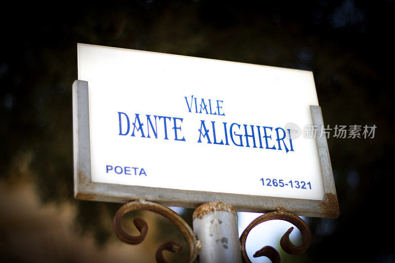 意大利:“Viale Dante Alighieri”街道标志;黑色背景